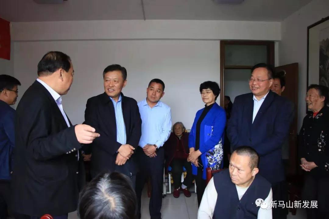 区政协主席张昭森,副区长梁艳玲到马山镇敬老院走访慰问
