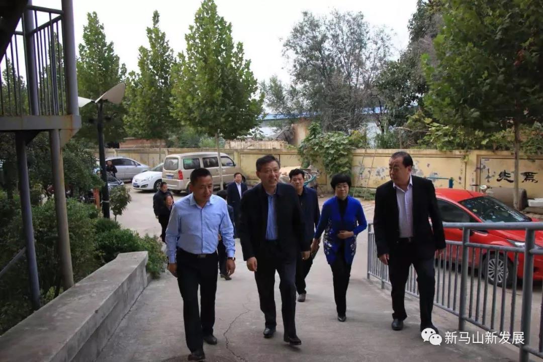 区政协主席张昭森,副区长梁艳玲到马山镇敬老院走访慰问